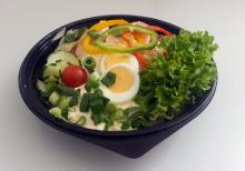 100g / 500g Zeleninový salát s trhaným uzeným lososem