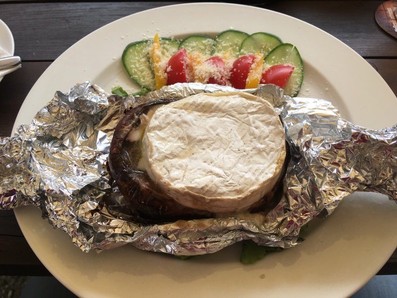 Portobelo s hermelínem na grilu se sezónní oblohou